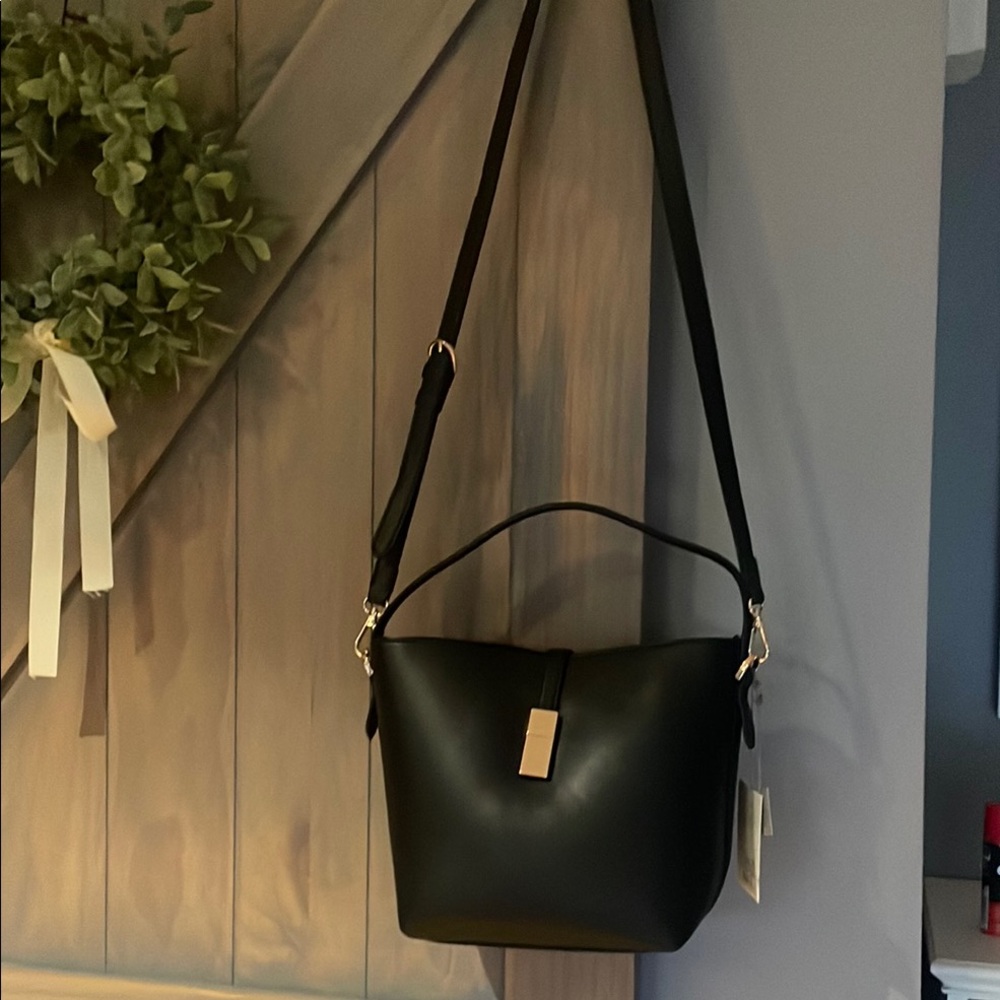 Black bag with gold accents - Picture 2 of 9